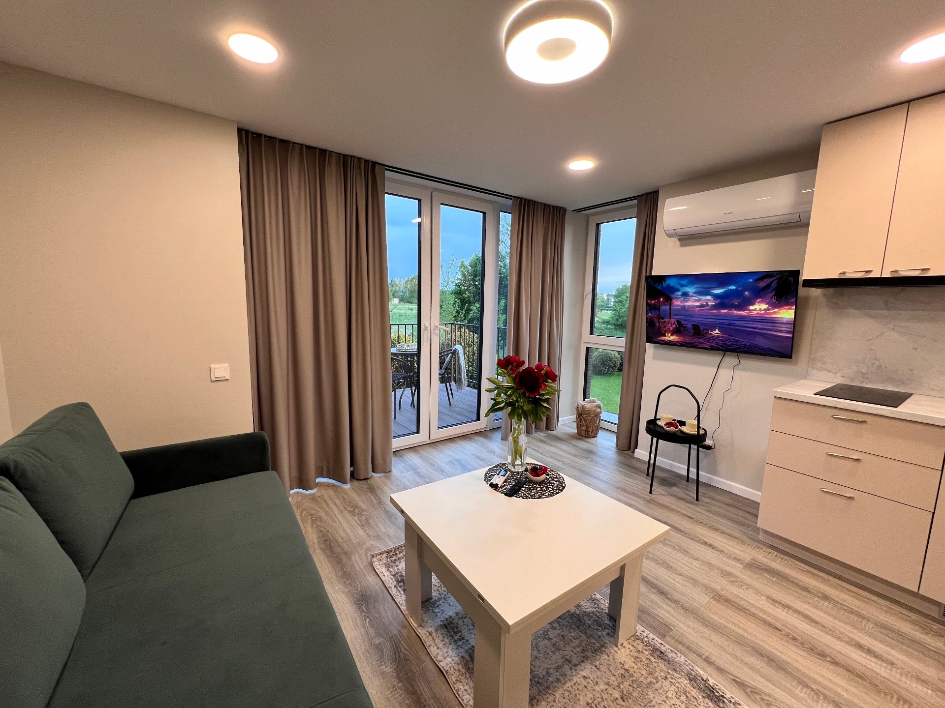 Cherry Apartamentas Nr. 2 — svetainė su balkonu