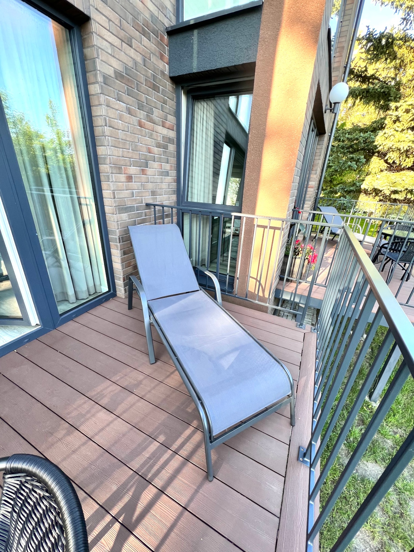 Cherry Apartamentas Nr. 1 — terasa su gultu